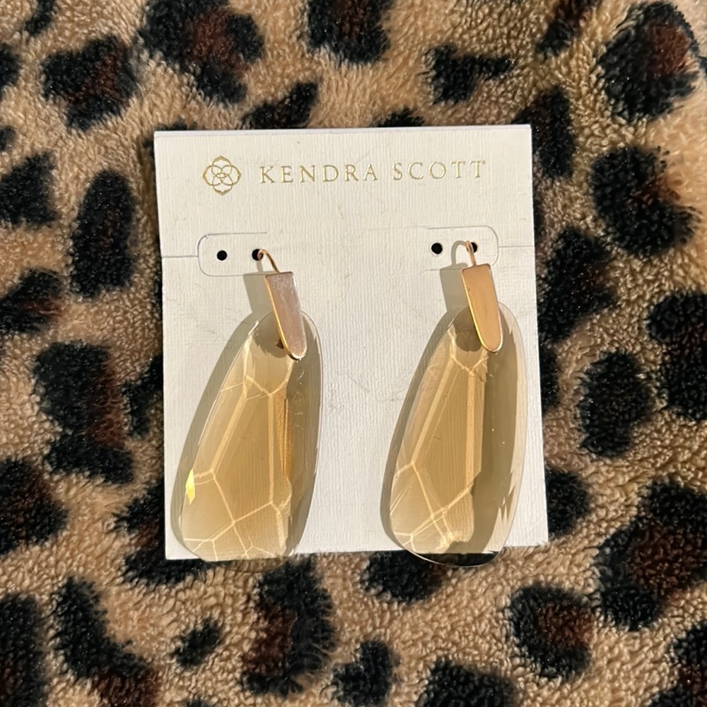 Kendra Scott tan dangle earrings